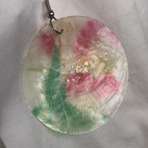 Hand painted pearlized shell earrings with flower design - Picture 11 of 14